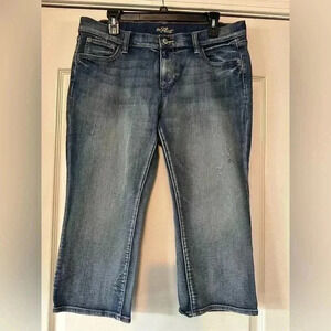 Old Navy women’s capri jeans, the Flirt style is hemmed at mid-calf